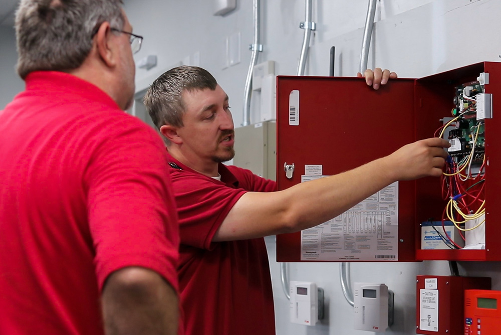 سیستم اعلان حریق چیست؟ (بررسی انواع، اجزا و مشخصات سیستم های اعلام حریق)